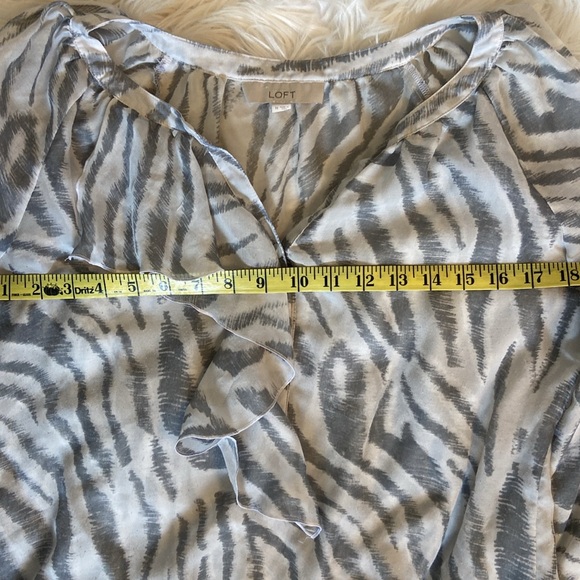 Ann Taylor Loft Animal Print Blouse Gray White Size Medium - Picture 4 of 7